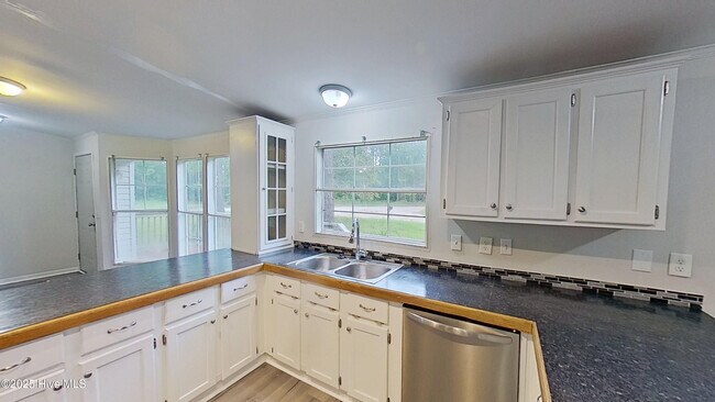 Building Photo - 20 Deer Ridge Dr W
