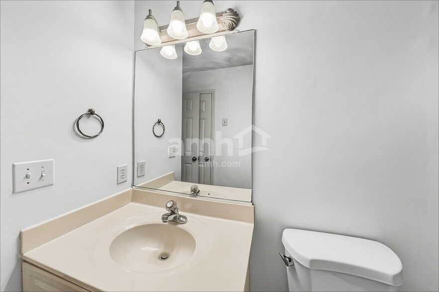 Building Photo - 1600 Glenn Meade Dr