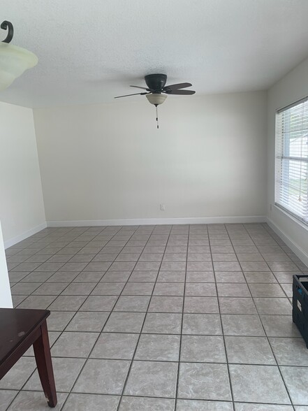 Large Living room - 4828 Haines Cir