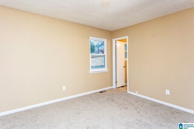 Building Photo - 506 Vardar Ln