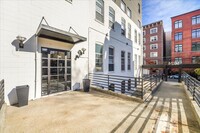 Building Photo - 1024 Clinton St