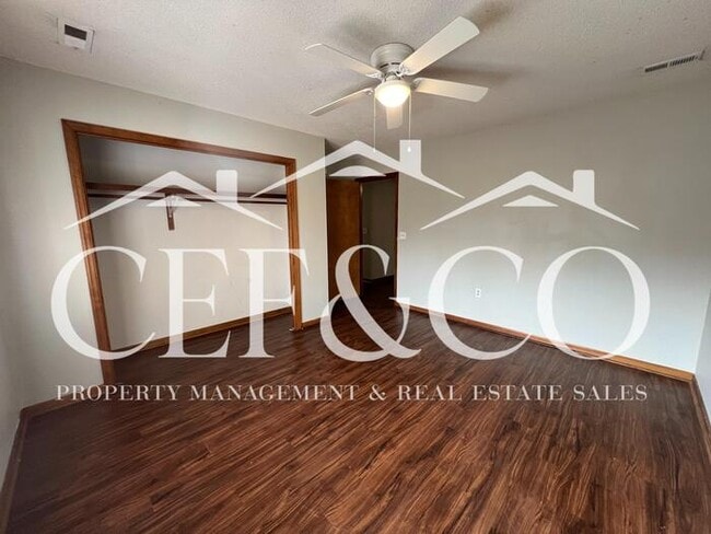 Building Photo - Spacious 2 bedroom now available in Spartanburg!