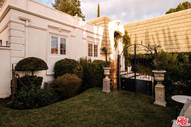 Building Photo - 18875 Pasadero Dr