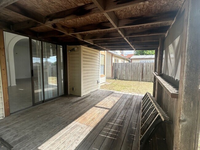 Building Photo - AVAILABLE NOW 4 BED/ 2 BA HOUSE FOR RENT! ...