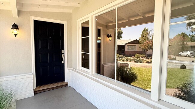 Building Photo - POETS CORNER GEM! Charming and One Of A Kind, 3BD/1BA on a Cul-de-sac Available NOW!