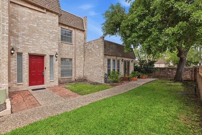 Building Photo - 2 River Creek Way
