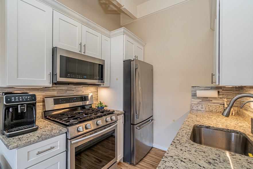 Building Photo - 4965 Americana Dr