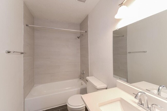 Building Photo - 701 Tanglewood Dr