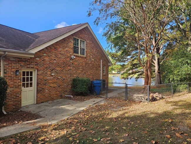 Building Photo - 4 -bedroom 2.5 bath Colonial