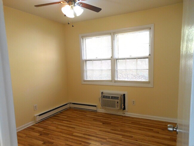 Building Photo - 646 Howe Ave