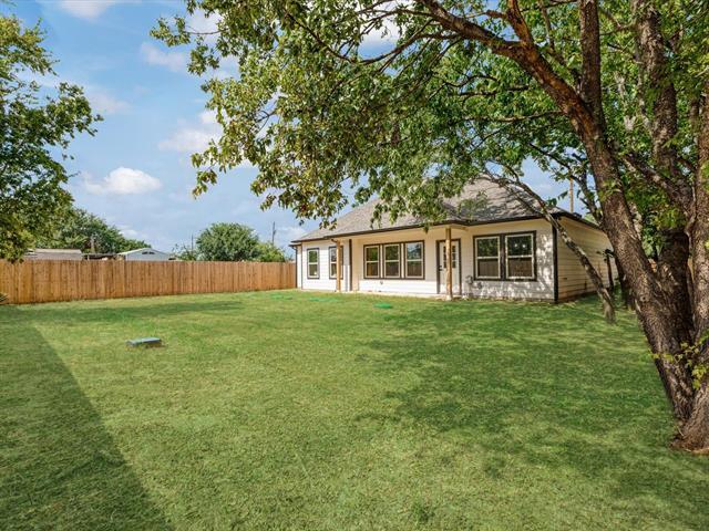 Building Photo - 2411 Mercedes St