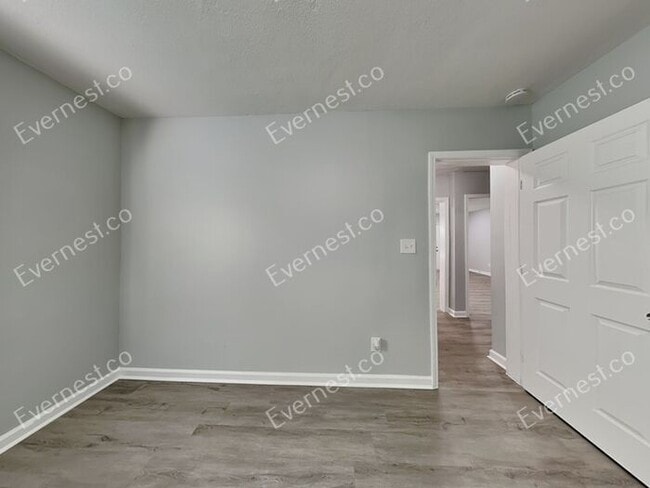 Building Photo - Charming 2BR Duplex with Modern Comfort an...