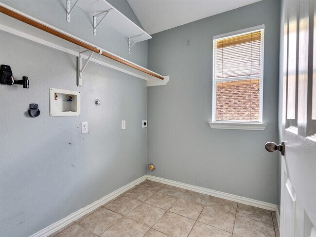Building Photo - 18011 Outback Lakes Tr