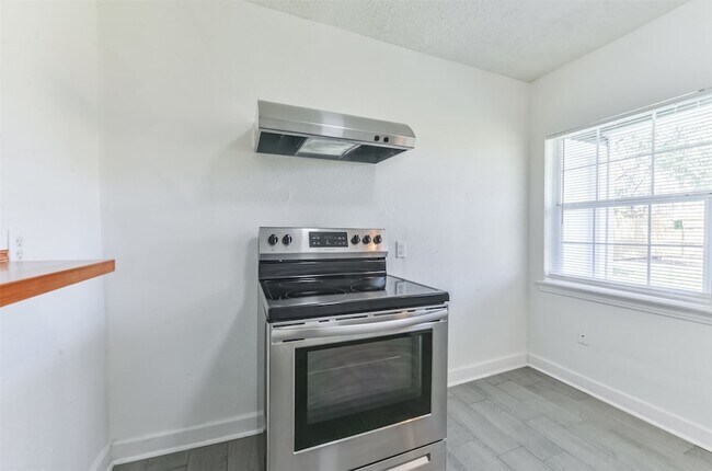 Building Photo - 8229 Carolwood Dr