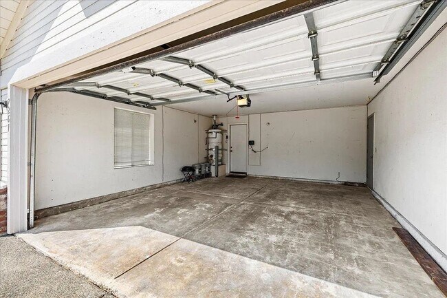 Building Photo - Updated Contemporary 3 Bed / 2 Bath Home w...