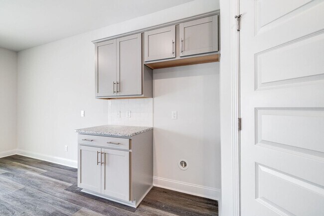 Building Photo - Beautiful 4 bedroom, 2 bathroom home locat...