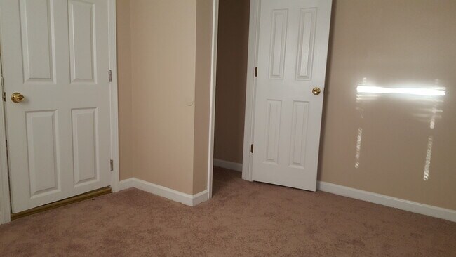 Building Photo - Welcome home to this charming and spacious 2-bedroom, 2 full bathroom single-family home in Edgew...