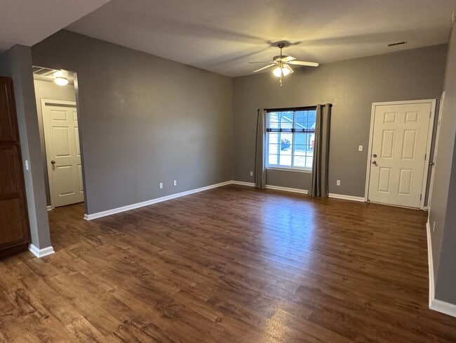 Building Photo - 3 Bedroom Home Close to FLW!