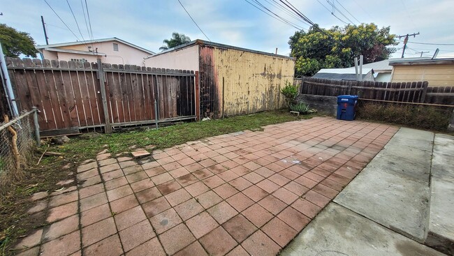 Building Photo - 6 Bedroom 3 Bath Two Story House with REMODELED Kitchen and Bathrooms Available Now!