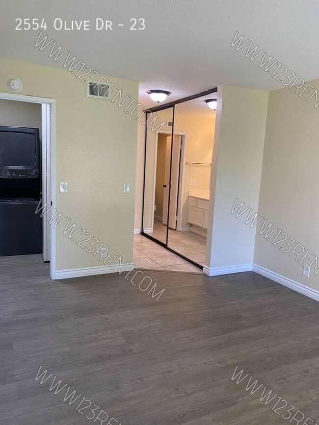 Building Photo - 2554 Olive Dr