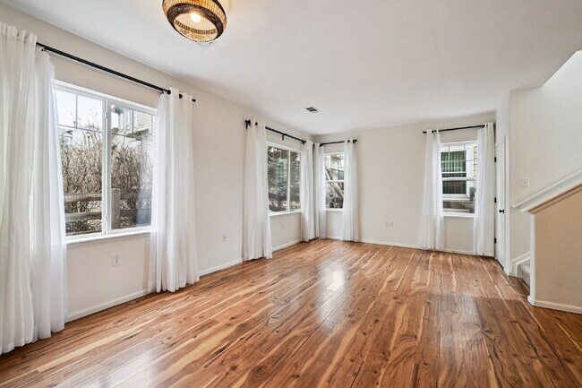 Building Photo - 3-Bed Townhouse with Open Floorplan, 2.5 Baths, and Fireplace in Rolling Hills!