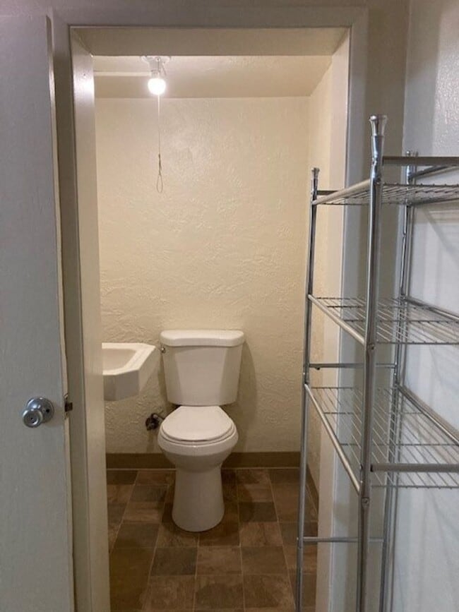 Building Photo - (487) 25th Street Duplex  2 Bdrm / 1 Bthrm