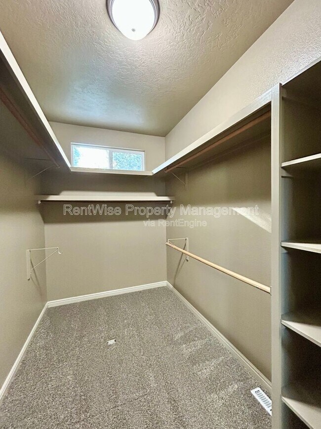Building Photo - 2253 W los Flores Dr