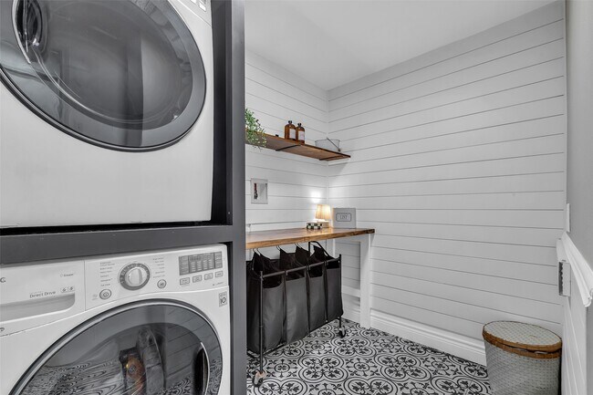 Building Photo - 211 Maple Path Pl