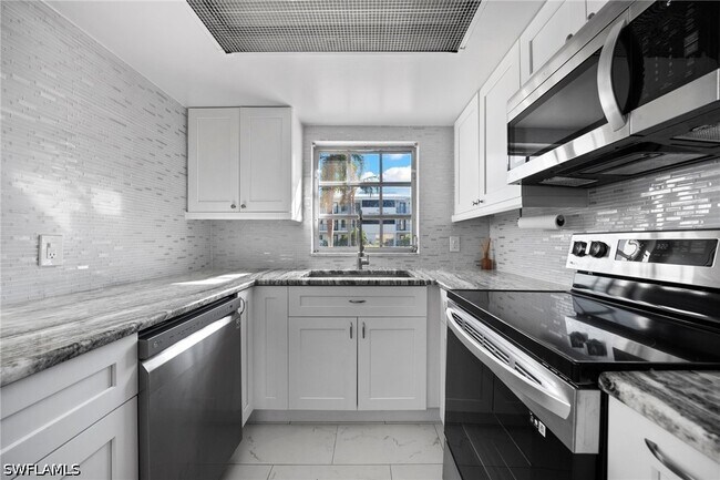 Building Photo - 666 3rd St S