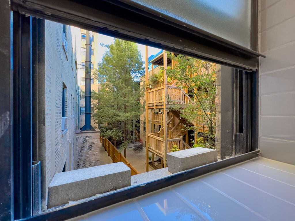 Building Photo - 510 W Belmont Ave