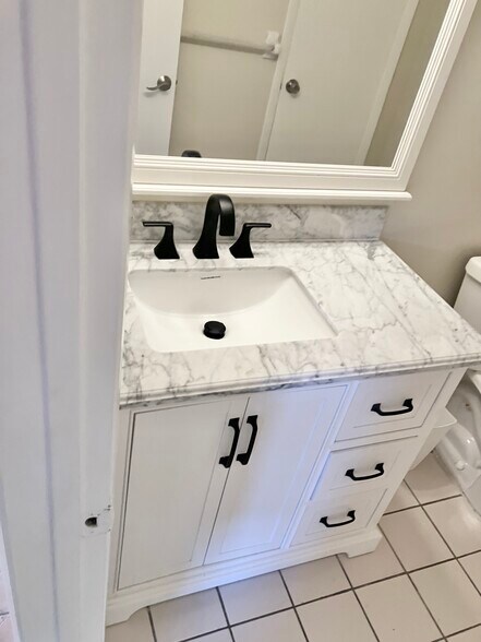 Building Photo - 813 NE 22nd Dr