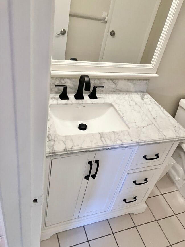 Building Photo - 813 NE 22nd Dr