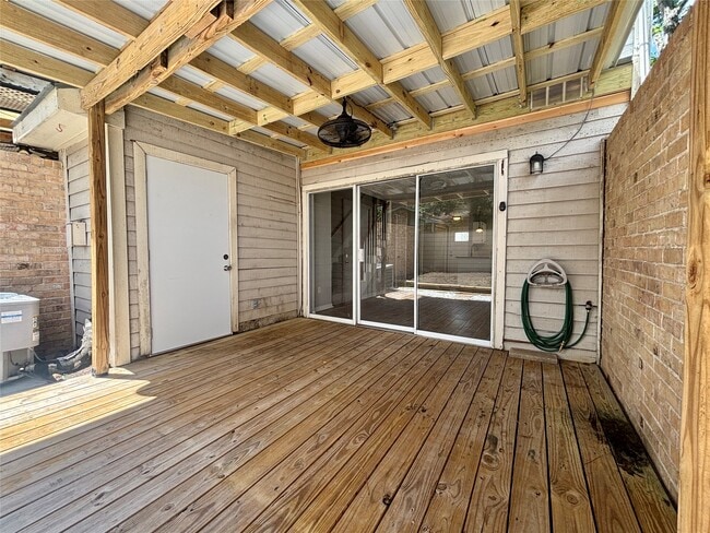 Building Photo - 2030 Plantation Dr