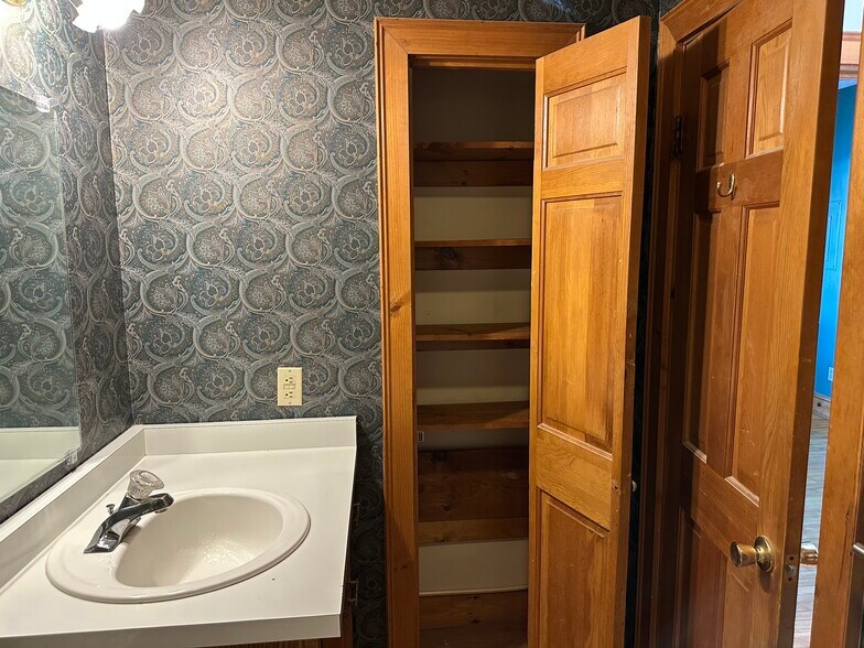 Building Photo - 162 Washington St