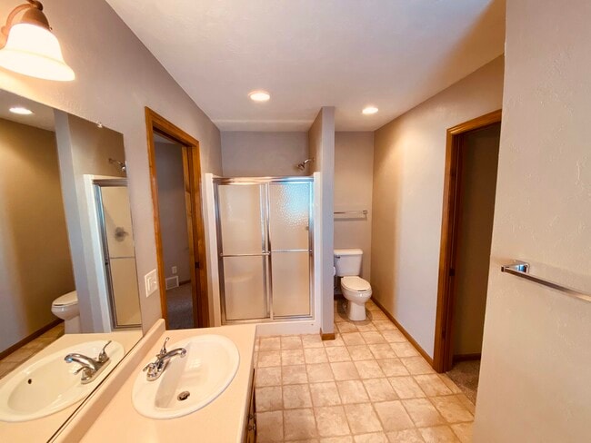 Master Bath - N1125 Craftsmen Ct