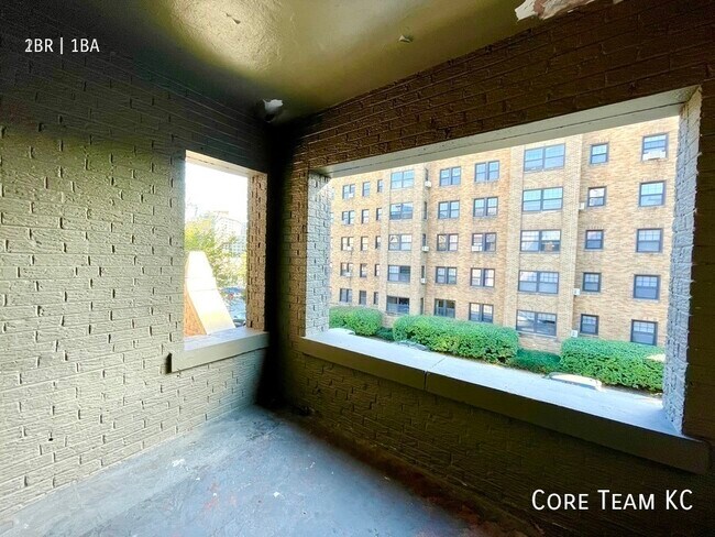 Building Photo - 710 W 48th St