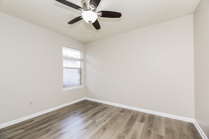 Building Photo - 1731 Chandelier Cir W