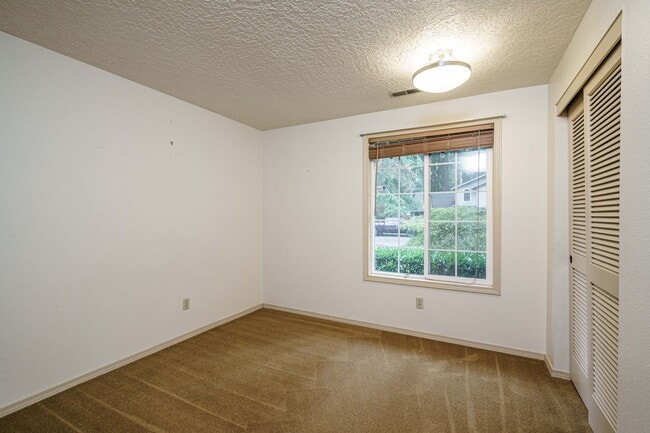 Building Photo - 3 Bedroom 2 Bath Single Level with Fence B...