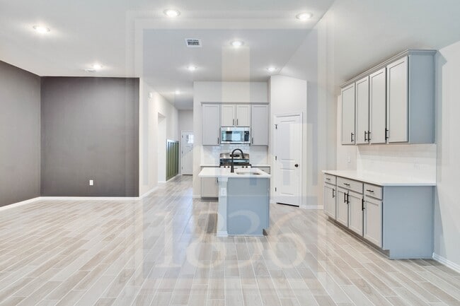 Building Photo - 135 Hackberry Ln