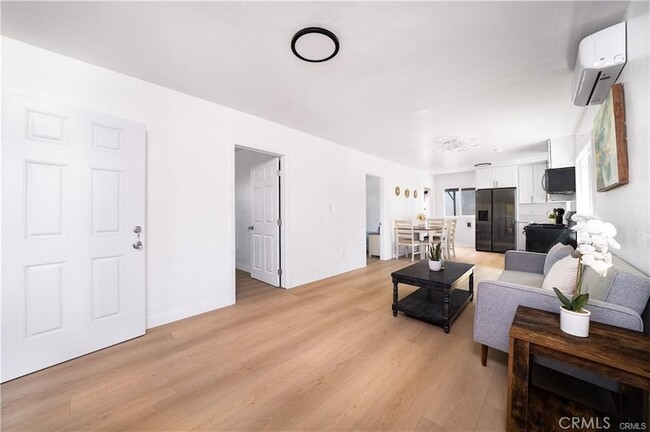 Building Photo - 1009 W Myrtle St