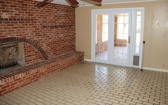 Building Photo - Charming family home in nice neighborhood