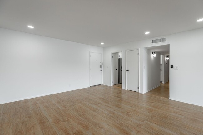 Building Photo - 2 Bedroom 2 Bath in Northshore