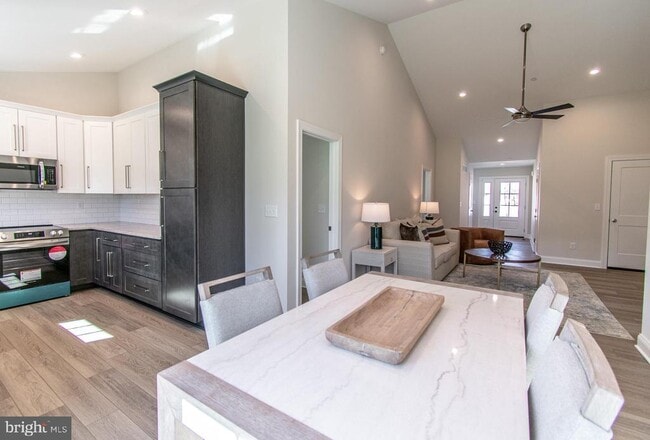 Building Photo - 14 Sandy Ln