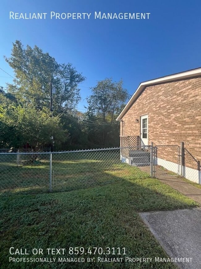 Building Photo - 617 Barefoot Dr