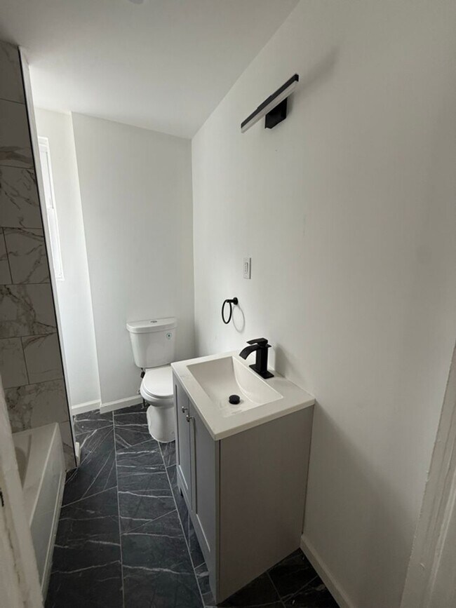 Building Photo - 1608 E Gibson St