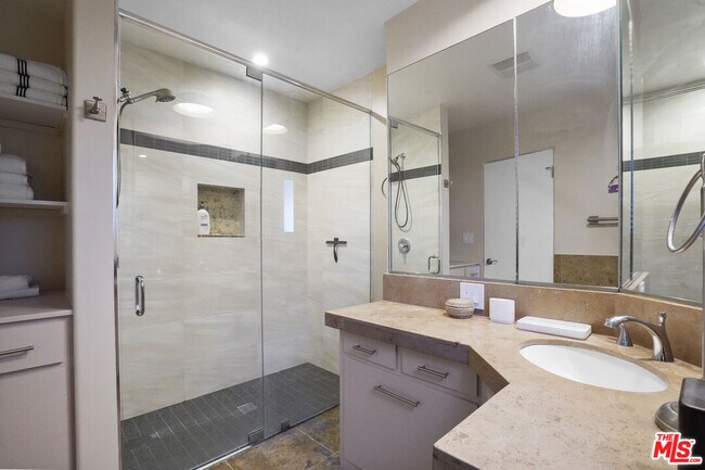 Building Photo - 1850 San Jacinto St