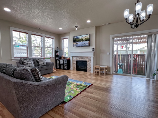 Building Photo - Enjoyable 4-Bed, 2.5-Bath Corner Lot Home in High-Tech Area!