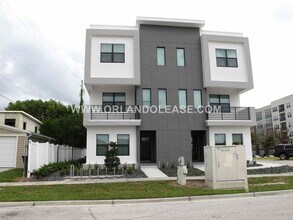 Building Photo - Beautiful 3/3.5 Townhome in the SODO area of Orlando