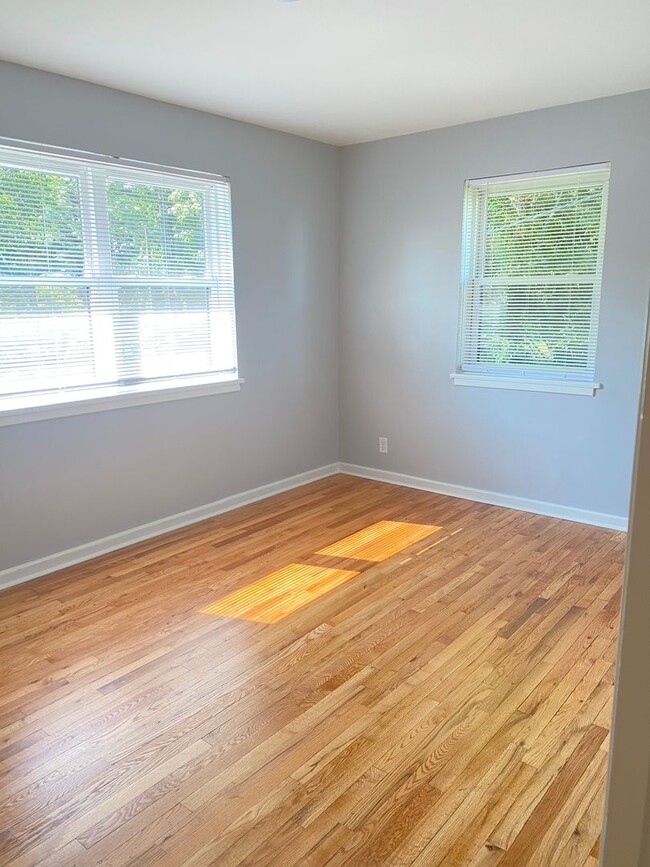 Building Photo - Super Convenient Biltmore Condo, 2 Bedroom...
