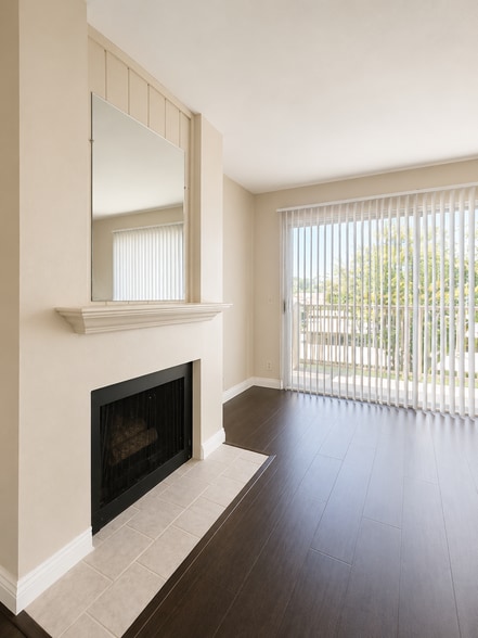 Building Photo - 901 Golden Springs Dr